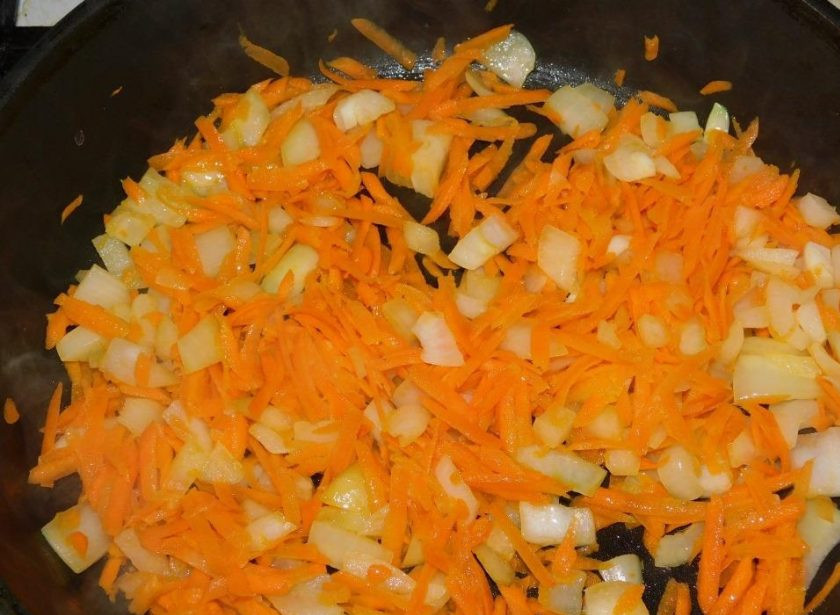 1. Этап. Томатная мясная подлива с грибами: В это же время отдельно обжаривайте измельченные лук и морковь.