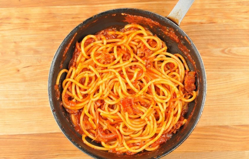 1. Этап. Букатини с ветчиной: 4. Приготовьте пасту. Отварите её в подсоленное кипящей воде в течение 7 минут. Затем промойте и соедините с соусом.