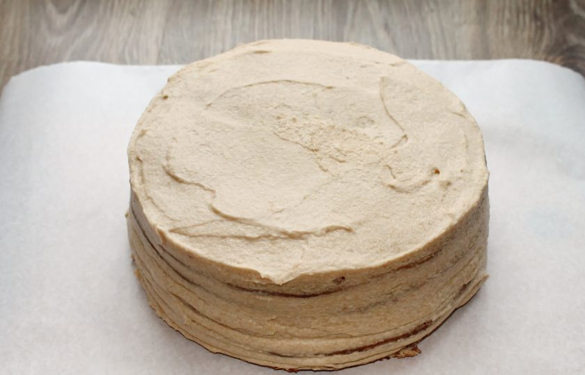 1. Этап. Польский медовик: Кремом промажьте верх и бока торта.