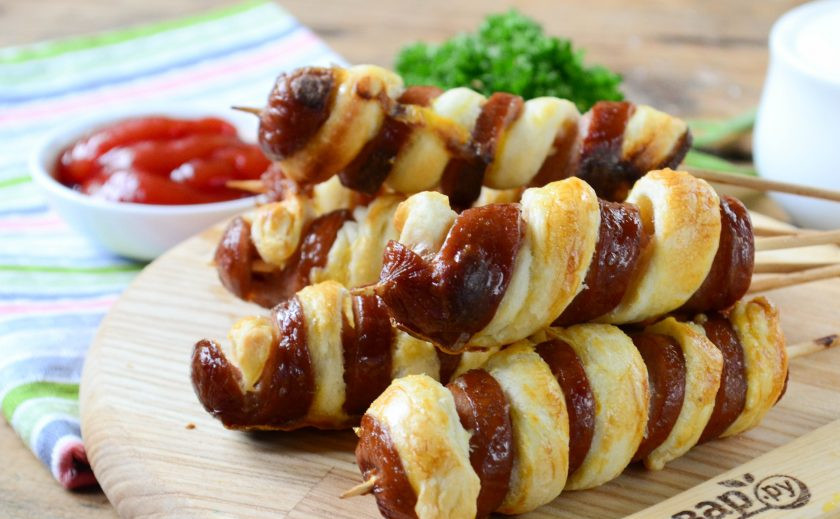 1. Этап. Сосиски в тесте на палочке Твистер: Готовые сосиски в тесте будут иметь красивый золотистый цвет. Подавайте их с любимым соусом. Кушайте с удовольствием!