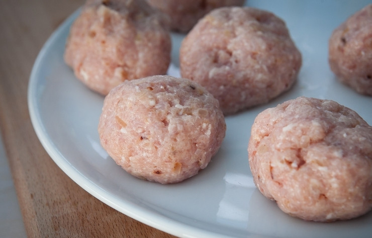 1. Этап. Куриные котлеты Свежесть: Теперь можно формировать котлетки. Смочите руки водой и, набирая фарш столовой ложкой, скатайте шарики нужного вам размера. Выложите котлетки на противень, слегка смазав его растительным маслом.