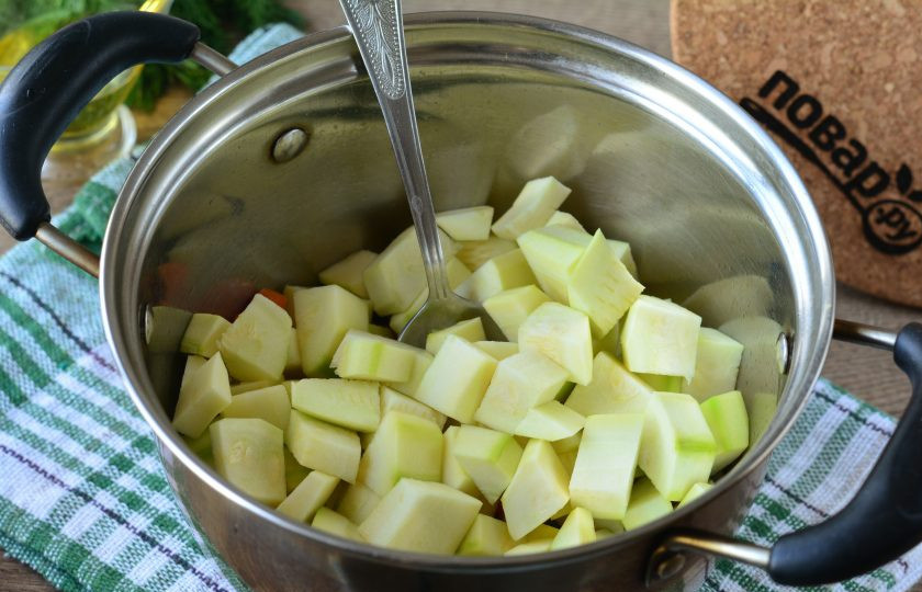 1. Этап. Кабачки с помидорами и морковью на зиму: Следом всыпьте кабачки.