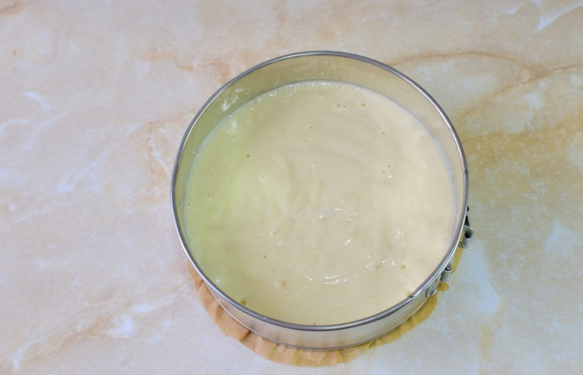 1. Этап. Малиновый муссовый торт: Готовое тесто перелейте в форму для выпечки и поставьте в духовку, предварительно разогретую до 180 градусов, примерно на 15-20 минут. Ориентируйтесь по своей духовке.