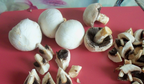 1. Этап. Шампиньоны жареные со сметаной: Грибы промываем, удаляем пленки под шляпкой и на шляпке (если нужно). Нарезаем шампиньоны пластинками.