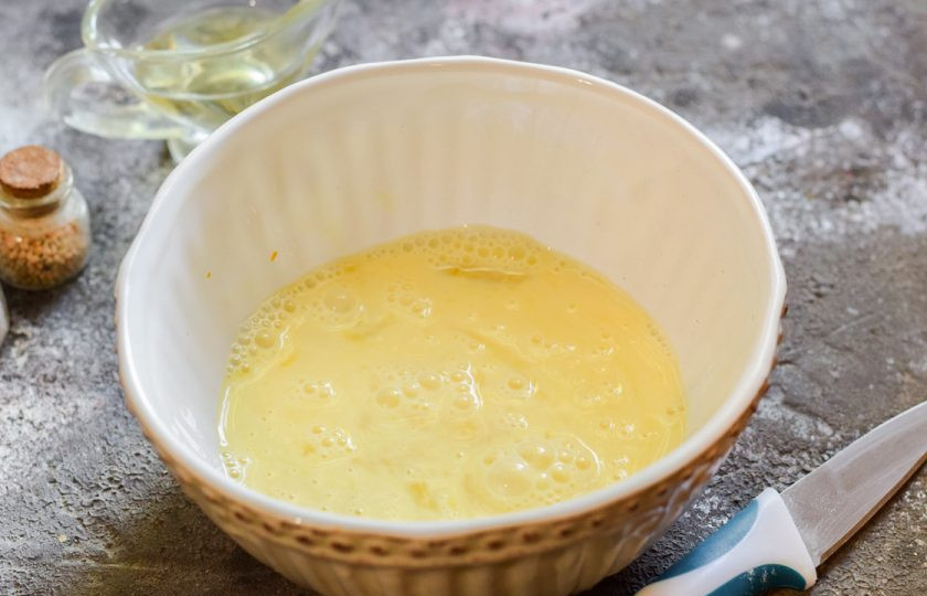 1. Этап. Запеканка из курицы и тыквы: Взболтайте яйца и молоко при помощи венчика.