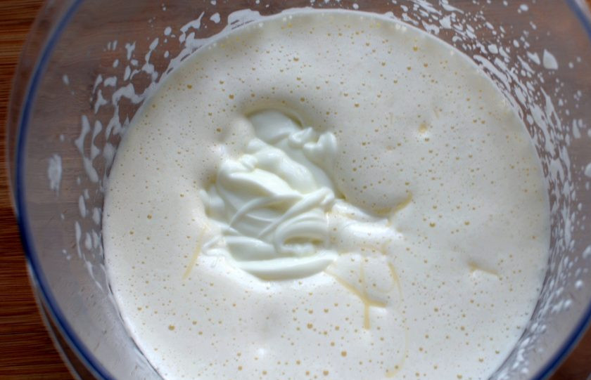 1. Этап. Маковый торт с йогуртовым муссом и белым шоколадом: Аккуратно лопаткой вмешайте частями два вида йогурта, старясь сохранять пышность смеси.