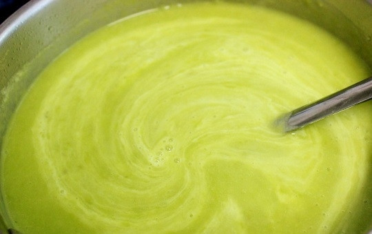 1. Этап. Суп-пюре из спаржи: 7. Готовый суп пюрируйте с помощью погружного блендера. Снова отправьте кастрюлю на огонь и влейте сливки. Проверьте на соль и перец. Прогрейте и можно подавать к столу.