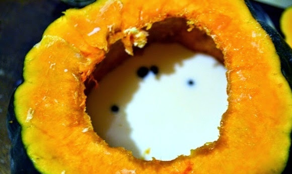 1. Этап. Рагу из говядины в тыкве по-аргентински: Наливаем в тыкву молоко, добавляем туда щепотку соли и сахара, перец горошком.