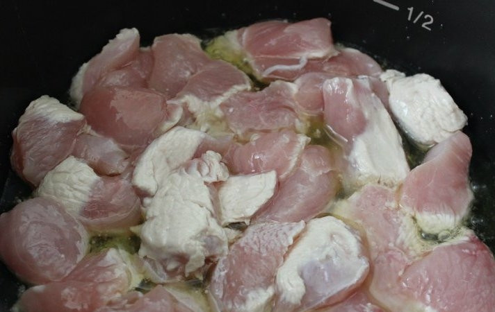 1. Этап. Индейка в сырном соусе: 1. Нарезаем филе индейки среднего размера кусочками, отправляем на сковороду жариться. Способ нарезки выбирайте сами.