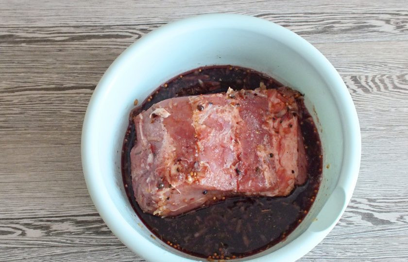 1. Этап. Буженина в вине: Залейте мясо вином с солью. Переверните его в чаше несколько раз. Затяните пищевой пленкой. Уберите чашу с мясом мариноваться в холодильник. Время маринования может варьироваться от 12 часов до 2 суток.