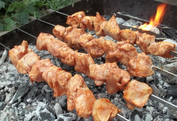 1. Этап. Шашлык из курицы по-грузински: Жарим над углями до готовности.