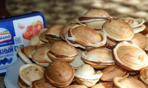 1. Этап. Печенье Орешки с шоколадом: Вот такая горка печенья у нас с Вами получилась. Это очень вкусно. Магазинные аналоги рядом не стояли.