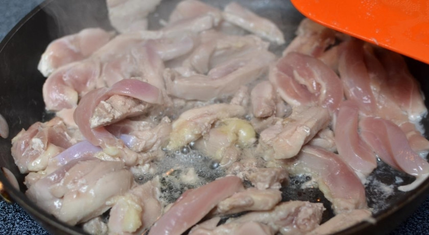 1. Этап. Картофельная запеканка с мясом и грибами: 1. Курицу режем на кусочки, обжарим ее вместе со специями и оставим остыть.