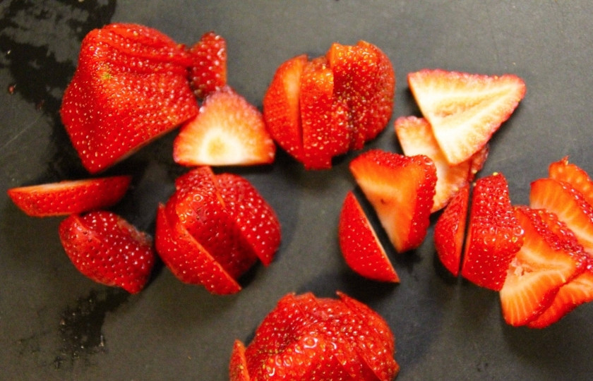 1. Этап. Салат из клубники и рукколы: Вымойте клубнику и нарежьте её четвертинками и половинками.