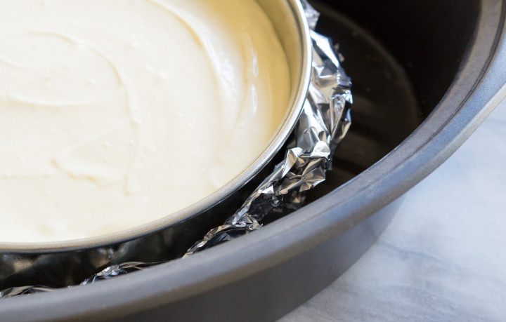 1. Этап. Чизкейк с имбирным коржом: 3. Сливочную смесь аккуратно вылейте на корж и равномерно распределите по краям.