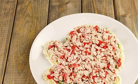 1. Этап. Салат Варежка Деда Мороза: 3. Следом выложите измельченные крабовые палочки.