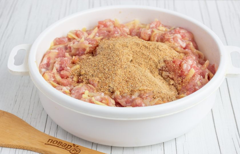 1. Этап. Мясные вафли: В последнюю очередь добавьте панировочные сухари, перемешайте. Посолите и поперчите фарш по вкусу. Дайте ему постоять 15-20 минут и можно приступать.