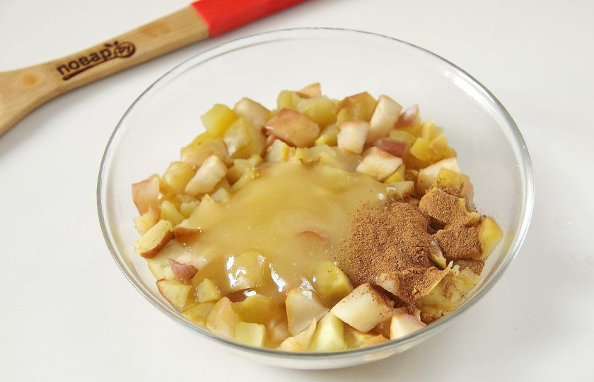 1. Этап. Яблочный штрудель диетический: Добавьте к яблокам корицу и мед по вкусу.