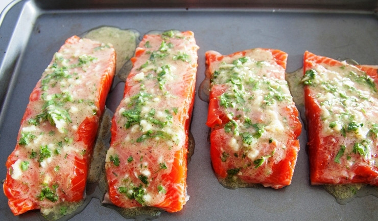 1. Этап. Запеченный лосось с чесноком и горчицей: Щедро поливаем лосося приготовленным нами маринадом.