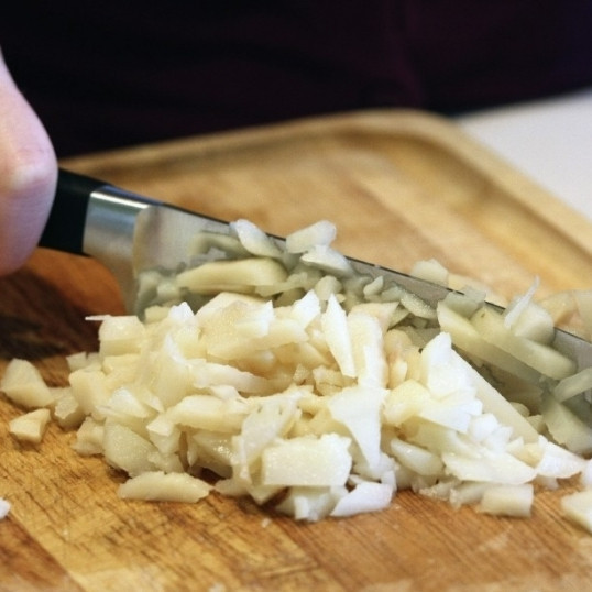 1. Этап. Салат с крабовым мясом: Яблоко очищаем от кожуры и сердцевины, нарезаем на небольшие кубики.