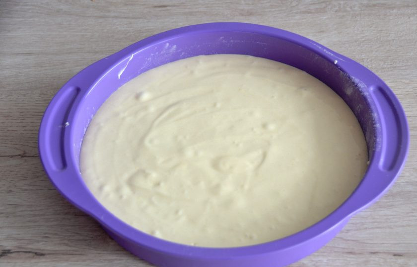 1. Этап. Торт Нежное облако: Подготовьте форму для запекания (форма разъемная, диаметр 24 см.), смажьте ее сливочным маслом, слегка присыпьте мукой, излишки муки стряхните. Выложите тесто, разровняйте. Выпекайте в разогретой до 180 градусов духовке 30 минут.