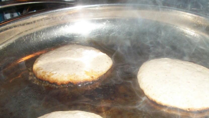 1. Этап. Дрожжевые оладьи на простокваше: 2. Примерно спустя тридцать минут тесто уже поднимется чуть ли не вдвое - дополнительно перемешивать не надо, просто зачерпываем аккуратно ложкой, и жарим с двух сторон на раскаленной сковороде.