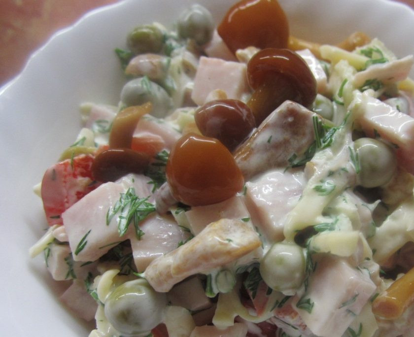 1. Этап. Салат из опят маринованных: 5. Готовится он очень быстро даже начинающими кулинарами. Сочетание представленных ингредиентов - идеальное!