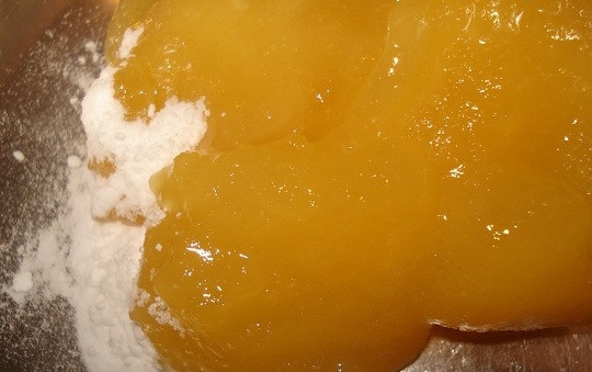 1. Этап. Бисквитные коржи: Мёд смешайте с содой в сотейнике. Массу поставьте на медленный огонь и постоянно мешайте её, пока она не потемнеет.