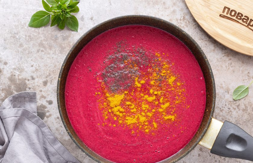 1. Этап. Карри из свеклы: Перелейте смесь в сковороду, добавьте соль, черный молотый перец, порошок карри, молотый тмин, сахар, кардамон и корицу. Все перемешайте.