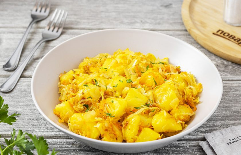 1. Этап. Тушеная кислая капуста с картошкой: Тушеная кислая капуста с картошкой готова, приятного аппетита!