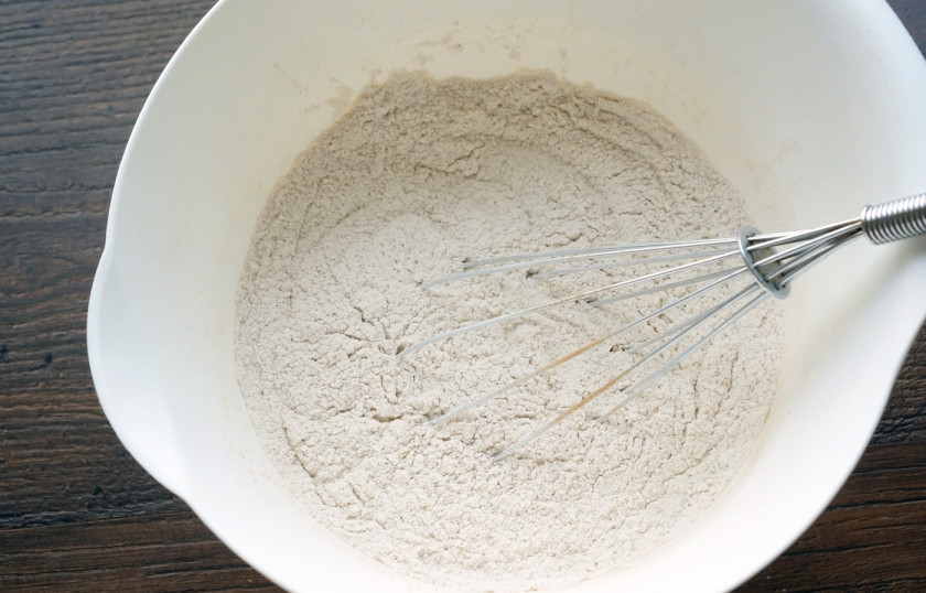 1. Этап. Торт в стиле Рустик: Соедините в одной чаше муку, разрыхлитель, молотый имбирь, корица, молотый мускатный орех и хорошо перемешайте их.