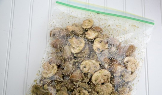 1. Этап. Шампиньоны на шпажках: Пакет хорошо встряхнуть и дать грибам промариноваться 30 минут.