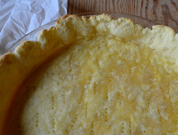 1. Этап. Киш с брокколи и сыром фета: Достаем тесто из холодильника. Раскатываем его скалкой до такой толщины, чтобы оно не расходилось. Берем форму, осторожно перекладываем в нее пласт теста. Защипываем края за бортики, чтобы тесто не сползло. Берем вилку, делаем дырочки в тесте, чтобы выходил воздух. Сверху тесто можно смазать маслом или яйцом по желанию. Ставим в духовку на 10 минут при 200 градусах.