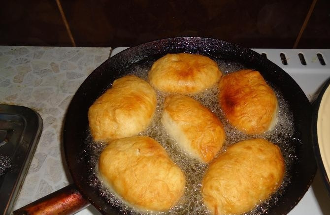 1. Этап. Тесто на ряженке для пирожков: 3. Вот и все! В центр каждой лепешки отправим начинку, защипнем края и обжарим пирожки на большом количестве масла со всех сторон.