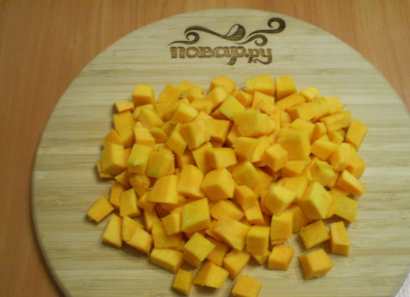 1. Этап. Варенье из тыквы в мультиварке: Очистите тыкву от кожуры и волокон. Вымойте, порежьте мелкими кубиками.
