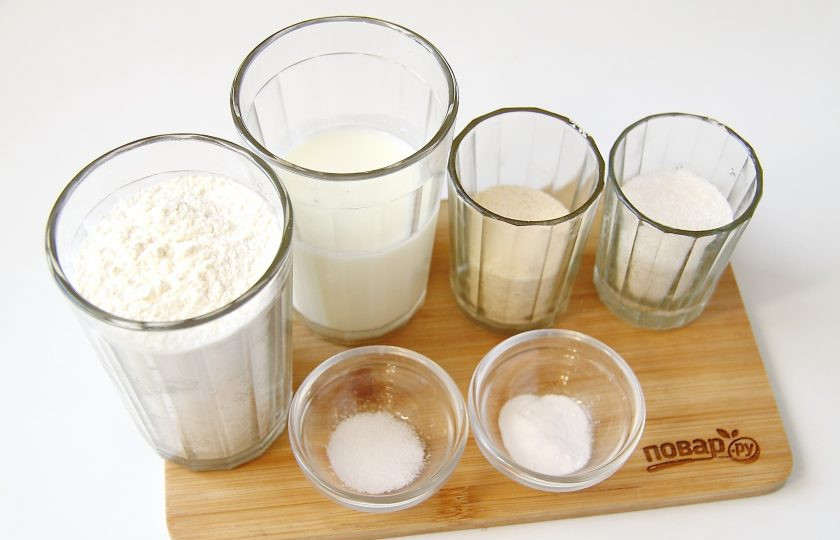 1. Этап. Пышные оладьи на кефире с манкой: Подготовьте все ингредиенты.