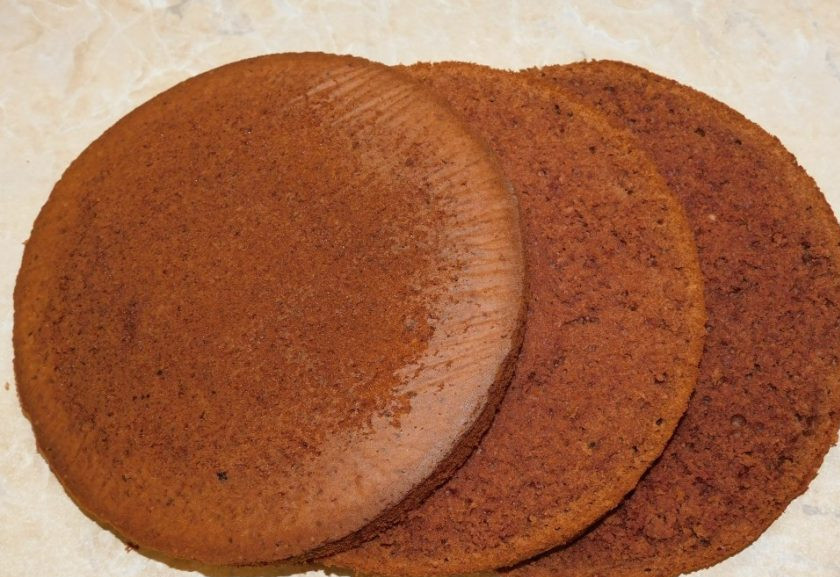 1. Этап. Бисквит в кастрюле: Готовый бисквит остудите и разрежьте на коржи. Используйте по назначению.