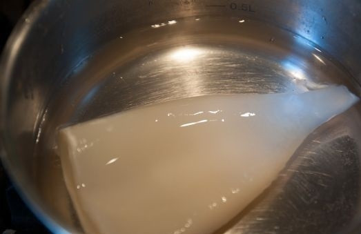 1. Этап. Салат из кальмара и креветок: 1. Очистите и отварите тушку кальмара.