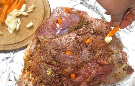 1. Этап. Буженина в аэрогриле: 5. Полученные отверстия заполнить чесноком и морковью.