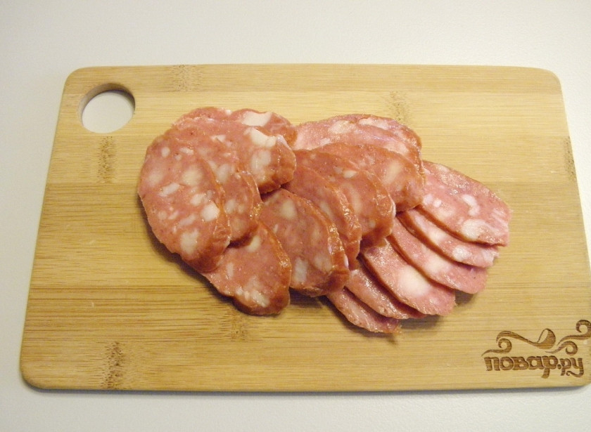 1. Этап. Пицца из слоеного теста в духовке: Колбасу порежьте колечками.