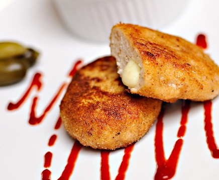 1. Этап. Куриные котлеты с плавленым сыром: 14. Куриные котлеты с плавленым сыром готовы! Приятного аппетита!