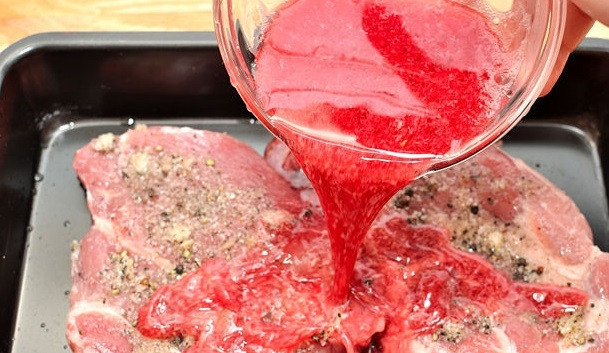 1. Этап. Стейк в винном соусе: 5. Полученным соусом-маринадом залейте стейки, заверните вместе с миской в пищевую пленку и поставьте в холодильник на час. Можно оставить стейки в маринаде и на час, но вкус от этого не изменится.