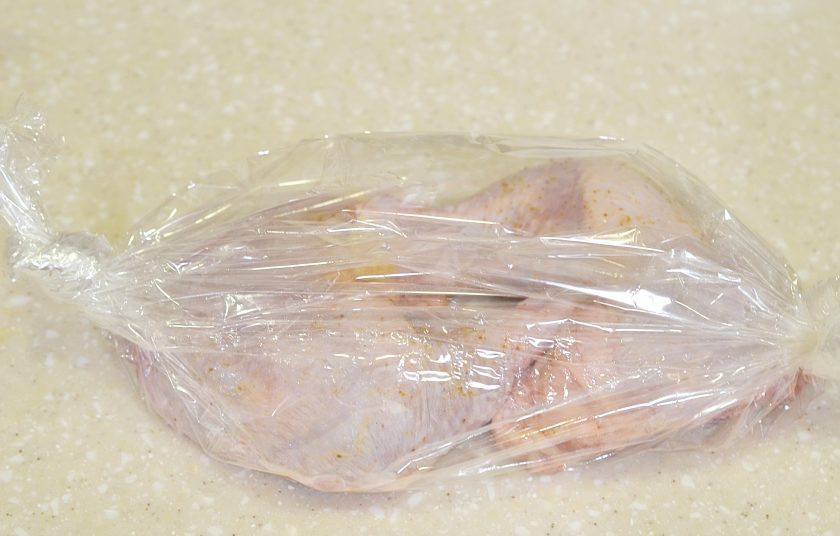 1. Этап. Окорочка в рукаве в духовке: 3. Положите в рукав, завяжите. Сделайте несколько проколов в рукаве. Запекайте в духовке при 180 градусах 45 минут.