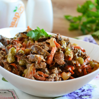 Cалат из куриной печени с зеленым горошком