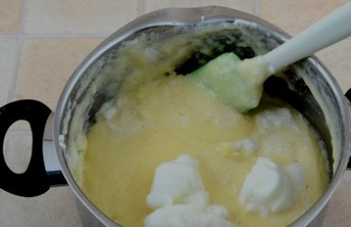 1. Этап. Пудинг из манки: Теперь порциями добавляем к каше взбитые белки, аккуратно перемешиваем их снизу вверх.