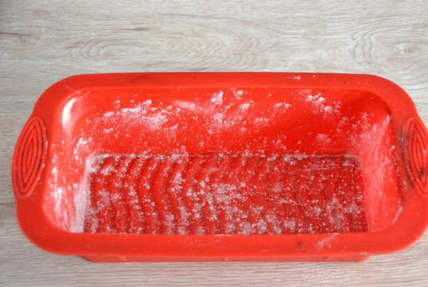 1. Этап. Лимонный пирог Нежный: Подготовьте форму для запекания, смажьте её сливочным маслом и слегка припорошите мукой.