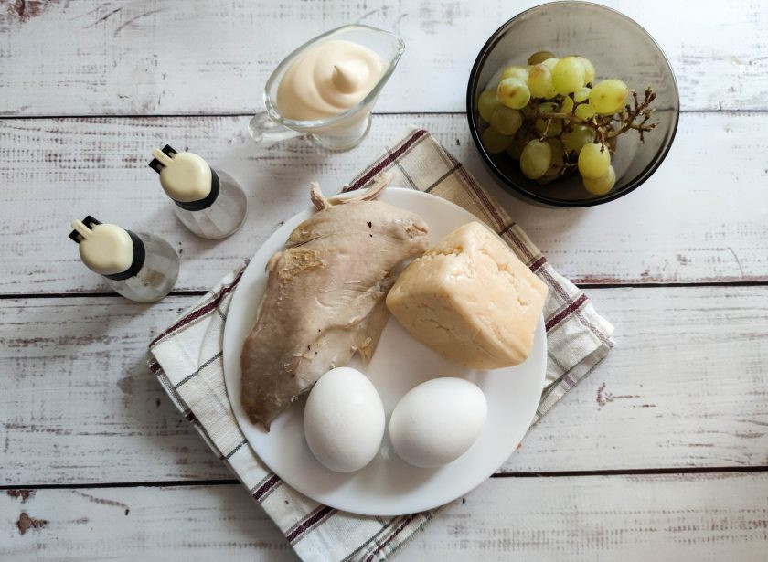 1. Этап. Салат Броненосец: Подготовьте все необходимые ингредиенты. Курицу сварите до готовности и дайте ей полностью остыть.