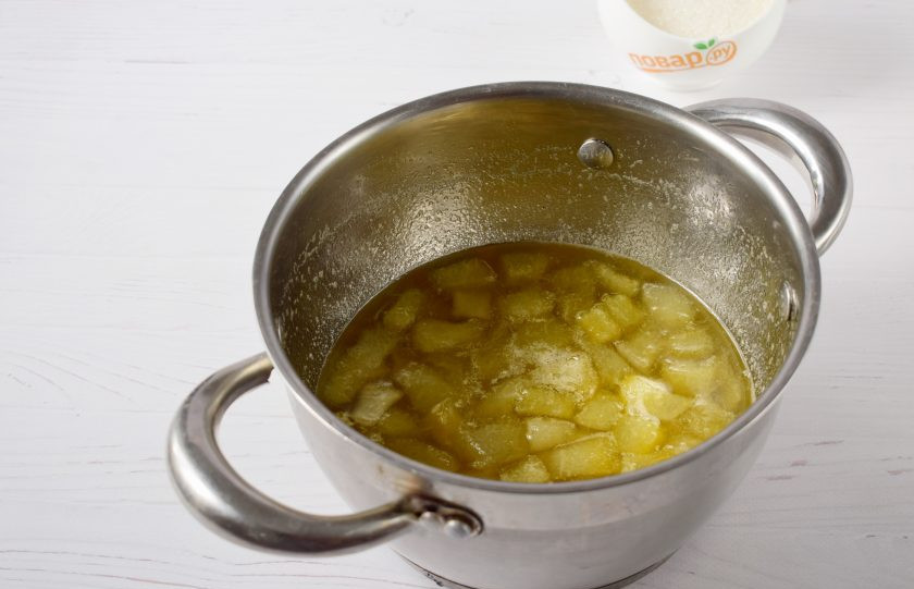 1. Этап. Конфитюр Солнечная дыня: Утром доведите до кипения, варите в течение 5-7 минут. Вечером повторите процедуру. В конце варки добавьте лимонный сок.