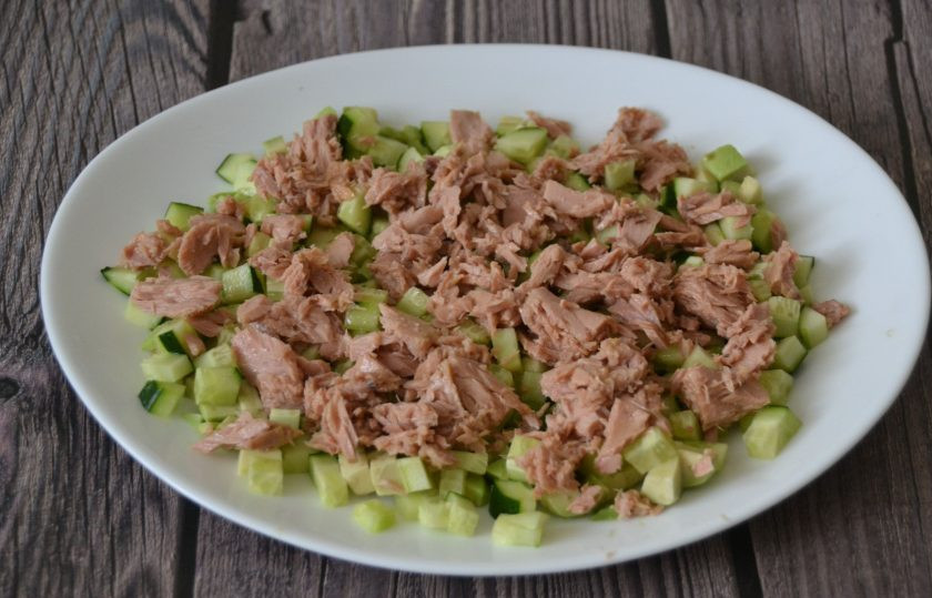 1. Этап. Салат с авокадо, тунцом и огурцом: Выложите тунец поверх огурца и авокадо.