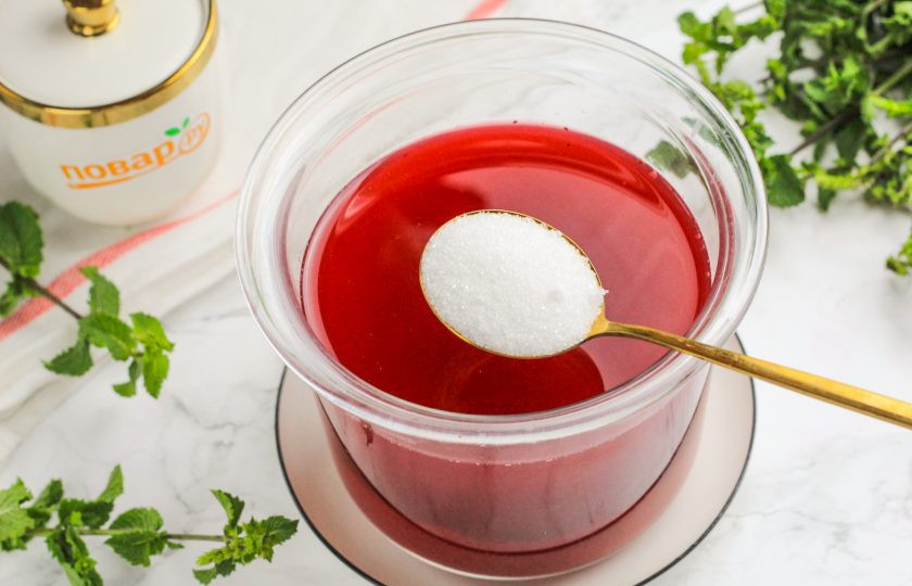 1. Этап. Рецепт вина из винограда в домашних условиях: В чистый виноградный сок добавляем сахар. Его можно вмешать сразу или прогреть с небольшим количеством сока, чтобы он в нем растворился. Тщательно перемешайте.